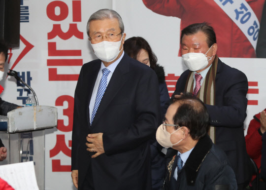 김종인 전 국민의힘 총괄선대위원장이 15일 무소속 주성영 대구 중·남구 후보의 선거사무소 개소식에 참석하고 있다. 연합뉴스
